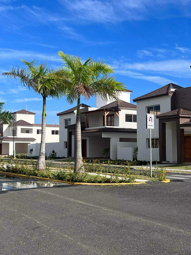 Residencial Con Piscina En Bani