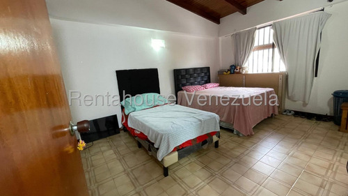 Cómoda Y Acogedora Casa De Múltiples Niveles En Venta Ubicada En La Trinidad 25-17807
