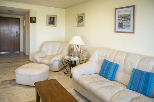 Departamento En Venta De 3 Dormitorios.- Ref: 3646