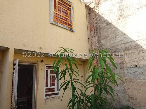 Monicam 23-2281 Cómodo Townhouse Ubicado En Conjunto Privado Con Vigilancia , Espacios Para Diseñar A Su Gusto, Patio Trasero. Con Permisologia Para Realizar Un Tercer Nivel