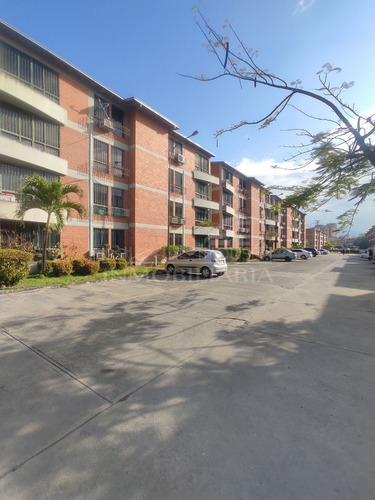 Imagen 2 de 14 de Invalmhouse Inmobiliaria. Apartamento En Venta Semi Amueblado En Jardines De Castillejo. Guatire Estado Miranda.