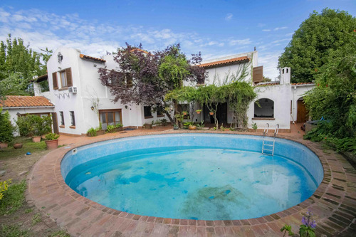 Casa De 5 Ambientes Escritorio, Playroom Y Dependencia De Servicio En Venta, En La Lucila.
