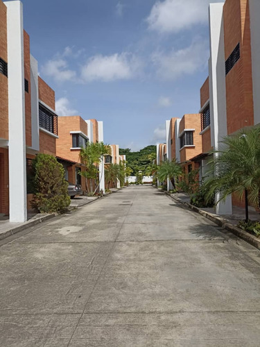 Venta Townhouse Conjunto Villas Shirak, Mañongo Naguanagua
