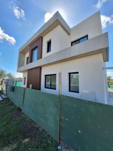 Casa En Venta Con Pileta Santa Elena