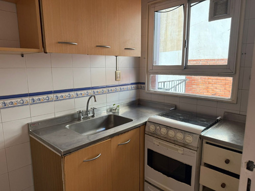 Alquiler Depto. 2 Ambientes Con Patio Exclusivo Y Balcón - Contrafrente - Recoleta