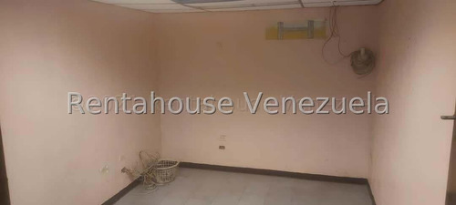 Ms: 25-7346 Se Vende Amplio Local En La Zona Central De Baruta. A=450m2, 2b, 0p.