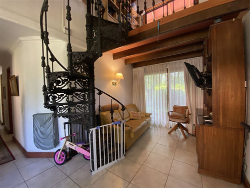 Casa En Venta De 8 Dorm. En Colina