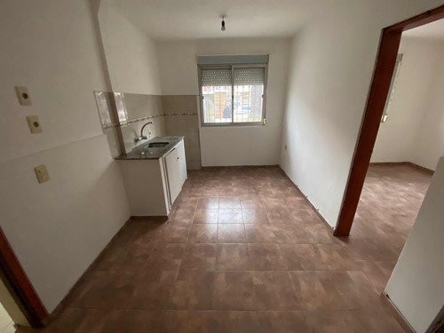 Imagen 3 de 12 de Apartamento En Alquiler Aguada 1 Dormitorio Al Frente Planta Baja