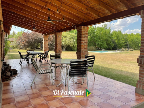 Imagen 3 de 26 de Chalet De Categoría Sobre 10.000 M2 - Chacras Los Robles De Carlos Keen