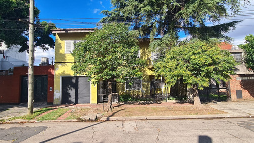 En Venta En El Palomar, En Planta Baja Hermosa Propiedad De 4 Ambientes Con 2 Baños, Living Comedor; Cocina Comedor; Tres Dormitorios Garage Y Fondo. F: 8498