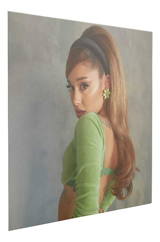 Lienzo Ariana Grande, Elegancia Con Toque Verde 30x30