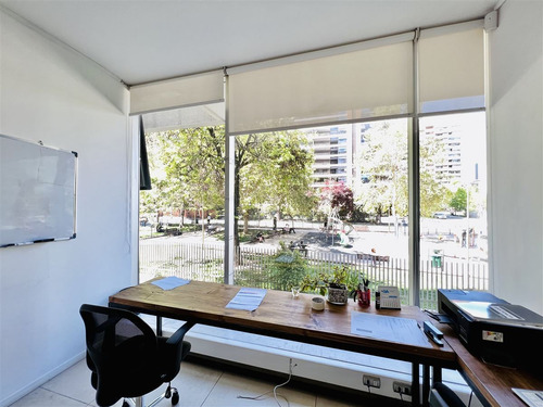 Oficina En Arriendo, Entrada Independiente En Las Condes