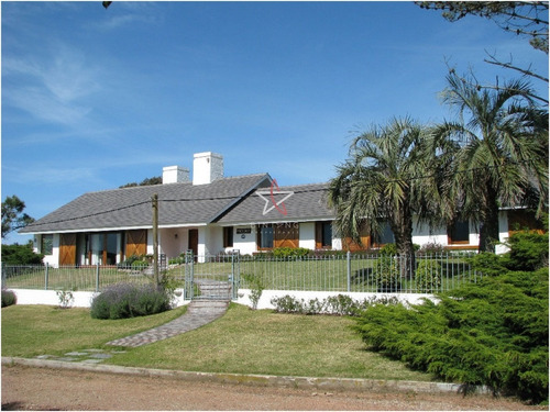 Casa En Venta Y Alquiler Punta Del Este , Zona De Playa Brava, Hermosa Vista Al Mar. U$s 1.500.000- Ref: 687