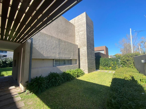 Casa De 3 Dormitorios En Venta Con Parrillero -aldea Fisherton