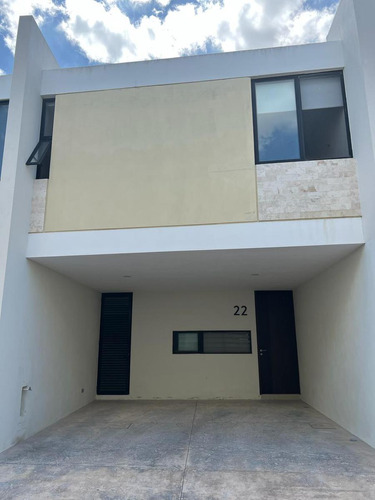 Casa En Venta En Privada Maculi  