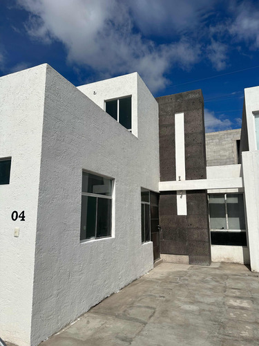 Casa De Una Planta Doble Altura Con Ubicación Privilegiada
