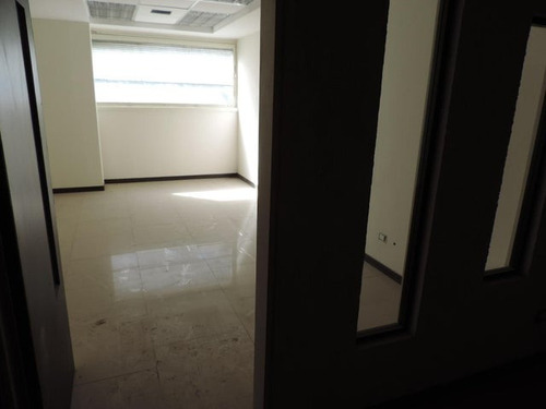 Edificio Ideal 24-18672 Para Funcionamiento De Clínica Y Oficinas En La Urbina