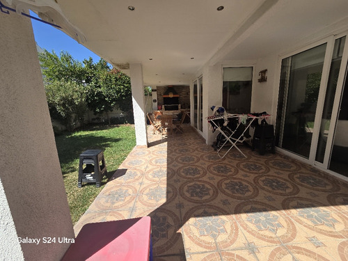 Casa Con Excelente Distribución Y Mantención