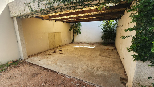 Casa Para Oficinas En Carrasco. Amplio Espacio Para Autos