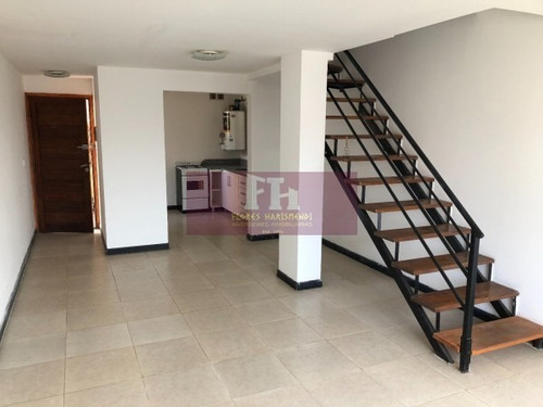 Imagen 2 de 22 de Fh Ph En Duplex Primer Piso Por Escalera, Impecable.
