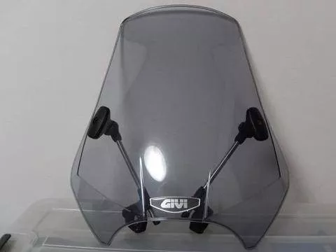 Presentación del parabrisas regulable para motos y scooters Givi