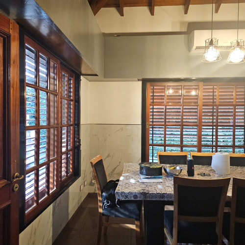 Excelente Chalet De 4 Amplios Ambientes Sobre Lote De 12,99 X 51, Con Garage Cubierto Para 3 Autos, Galeria Con Parrilla, Fondo Y Quincho. Excelente Estado. Nuevo Valor