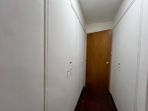 Se Vende Apto. Amoblado Con Pozo En La Urb. Los Palos Grandes, Municipio Chacao.