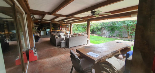 Se Vende Casa De 1 Piso. 3d, 3b + Servicio Y Quincho