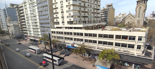 Monoambiente Sobre 18 De Julio Con Vista Despejada. Ideal Consultorio