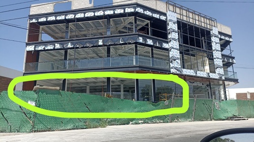 Local En Renta De 350 A 400m2 Nuevo, El Local Se Ubica En Planta Baja En Plaza Comercial Nueva.