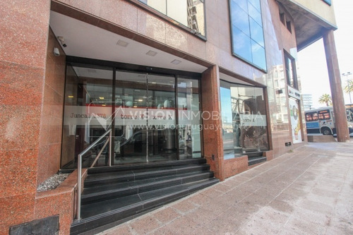Imagen 18 de 25 de Alquiler De Oficina Doble, 5to Piso Al Frente, 60m2, Dos Entradas, Dos Baños, Sala De Reuniones De Uso Común, Plaza Independencia Esq Juncal, Entre El Centro Y La Ciudad Vieja