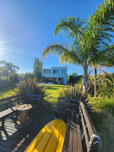 Casa En Venta Con Fondo A La Laguna En Canning