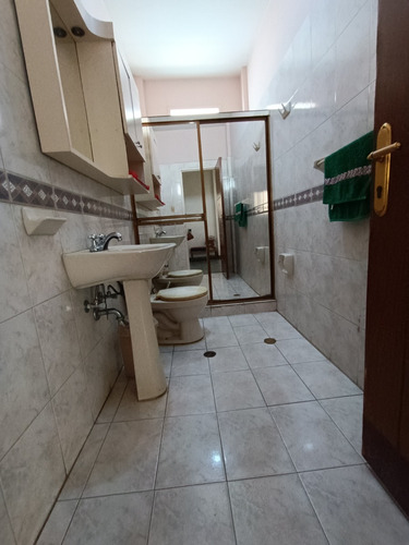 Casa De 2 Niveles Ubicada En La Av Tosta GarcĂa - Charallave.