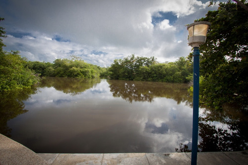 Imagen 18 de 27 de Los Canales De Rio Chicomuy Cerca Del Club De Golf.