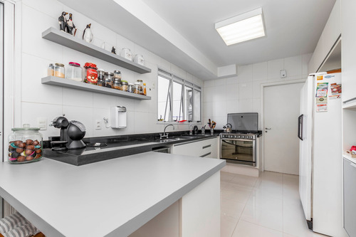 Imagem 18 de 20 de Apartamento 236m², 03 Dormitórios (sendo Suítes), 04 Banheiros E 04 Vagas Na Garagem. Condomínio Com Portaria, Segurança 24hrs, Piscina, Salão. - 21011309 - 68998718