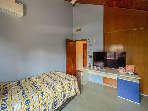 Casa De 3 Dormitorios Con Gran Jardín Y Pileta En Fisherton