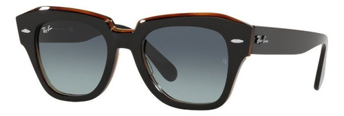 Anteojos de sol Ray-Ban Wayfarer State Street Mediano con marco de acetato color polished black on brown, lente grey/blue de cristal degradada, varilla black de acetato - RB2186