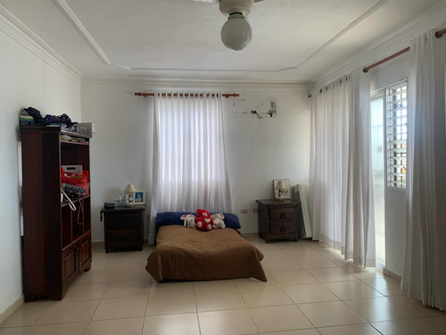 Casa Amplia Con 4 Habitaciones En Venta En Villa María