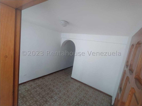 Vendo Casa En Macaracuay De  700mts2 A Remodelar En Calle Cerrada Con Doble Vigilancia Las 24hrs. Mls #24-2163
