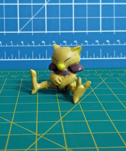 Imagem 2 de 4 de Abra Pokémon Keychain Figure 3,7 Cm