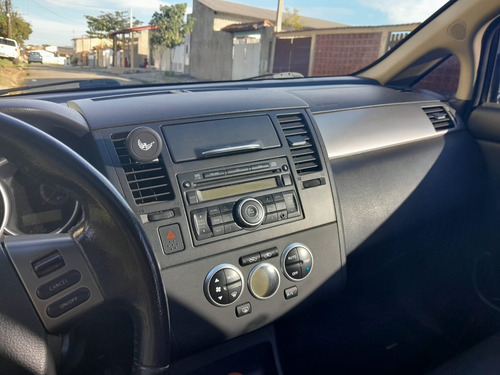 Nissan Tiida 1.8 Sl Flex 5p