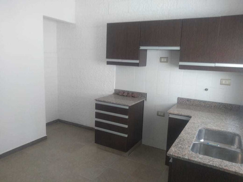 Imagen 4 de 9 de Venta Triplex Al Frente.