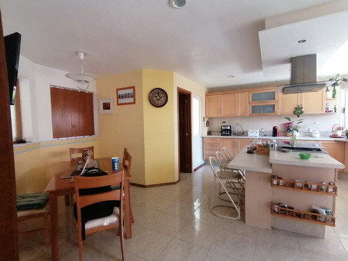 En Venta Casasa En Carretas, Gran Ubicación, 4 Recamaras, 5.5 Baños, Cto De Serv