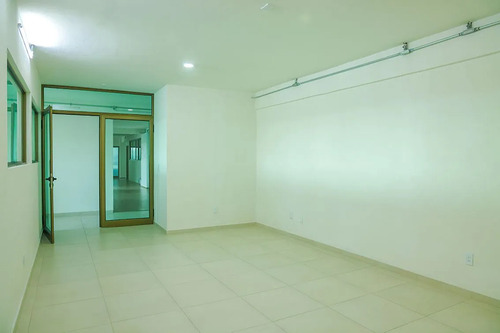 Edificio De Oficinas En Vía Principal Con Vista Panorámica