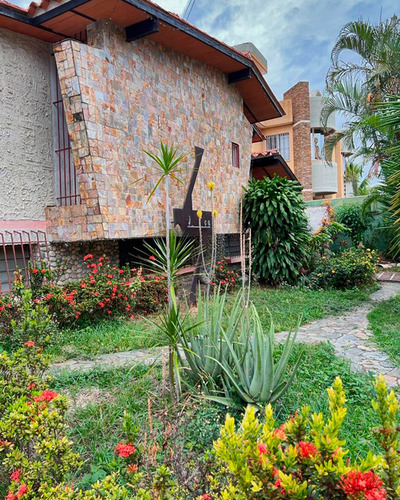 Se Vende!!! Amplia Casa En La Urbanización Andrés Bello Maracay Aragua