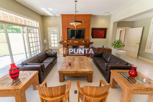 Imagen 7 de 30 de Mansión De Estilo Clásico En Venta En El Corazón De Beverly Hills.