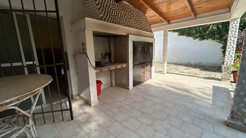 Casa En Venta De 5 Dormitorios En Monte Hermoso