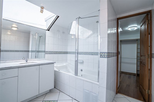 Casa En Venta De 4 Dorm. En Las Condes