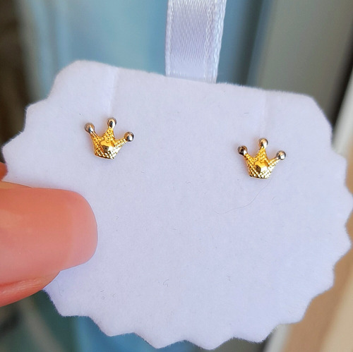 Imagem 3 de 4 de Brinco Coroa Infantil Menina Banhado A Ouro 18k