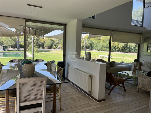 Casa En Venta De 6 Dorm. En Colina